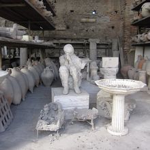 灰に石膏を流して復元された遺体。