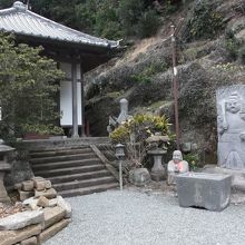 弁天堂と石像群