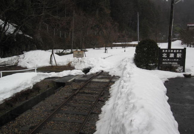 長良川鉄道越美南線の終着駅です。