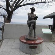 日本海を望むところに建つウエストン像