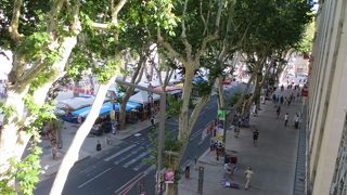 アヴィニョン演劇祭の前夜祭を通りで見ました