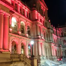 夜は妖しくライトアップ