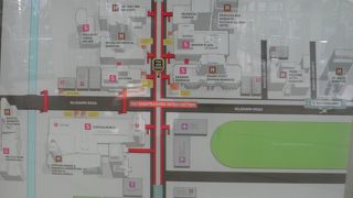 ゲイソンプラザとスカイウォークでつながっている