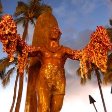 サンセットタイムのデューク像。