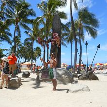 掛けられたレイの数が、人気の違い・・・。