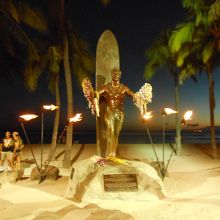 ナイトライトに輝くデューク。