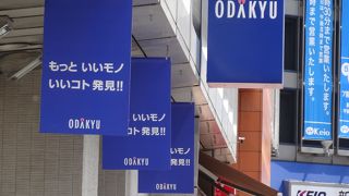 まさに、新宿駅前というか?駅の一部のようです。