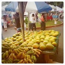 果物のテントで雨宿り