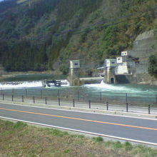 急流のせいか、途中には発電所のような施設もあります。