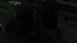 松本の夜も勢いよく水が流れ続ける井戸