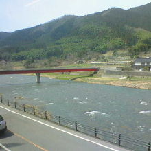 白い水しぶきが古くからの変わらないせせらぎという感じです。