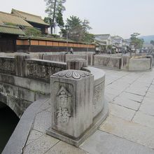 風景に溶け込む橋