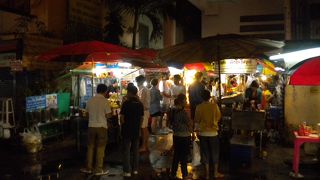 タイ料理の屋台が集まる人気の屋台街