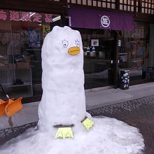 店の前にはこんな雪像も！