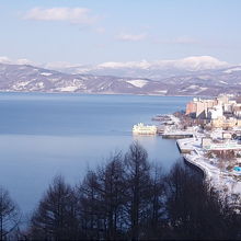 旧国道230号線を少し上がった所から、洞爺湖温泉を眺めると…