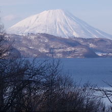 羊蹄山（蝦夷富士）は富士五湖越しの富士山のようでした