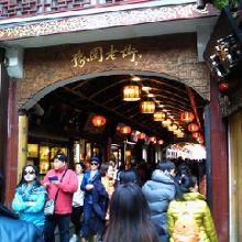 「豫園老街」と書かれたアーケード