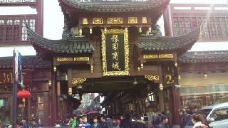 小さな空間に店舗が連なる