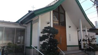 ごった返す小町通りにこぢんまりと佇む教会・・