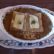 お洒落な感じのオニオングラタンスープでした