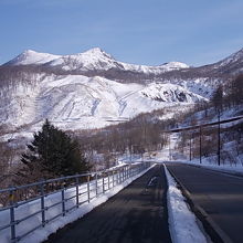 旧国道230号線沿いから眺める有珠山の様子