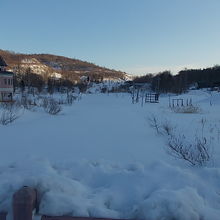 寸断された国道上に出来た池は冬季はこのような雪原となります