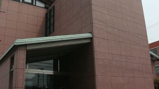 レンガタイルの教会、若宮大路二の鳥居近く路地