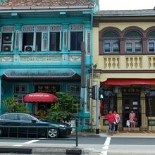 画像右手の黄色い建物がカトン・アンティーク・ハウス。