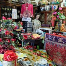 お店に入ってすぐのスペースには祭壇や商品陳列棚が。