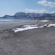 神社の真裏に広がる砂浜の様子