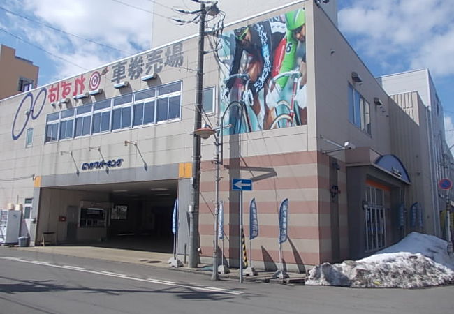 場外車券売り場はJR函館駅のすぐ近くにあります