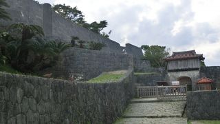 首里城は、石垣を主とする城の構成自体が世界遺産です