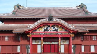 かつての琉球王国を偲ばせる正殿