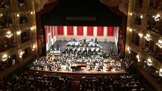 内部は豪華金彩色。見学ツアーより実際の演目を！