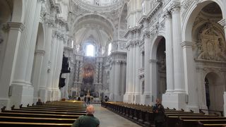 外観はシンプルだけど内部は豪華