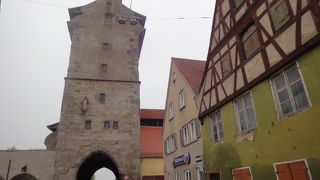 ユニークな形の門