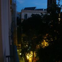 狭い路地の隣はパティオがありました