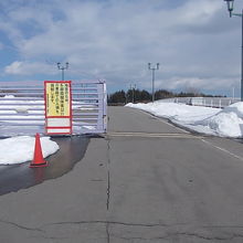 入口の様子、夜間はゲートがクロースとなります