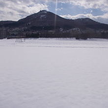 雪原越しに眺める函館山の風景