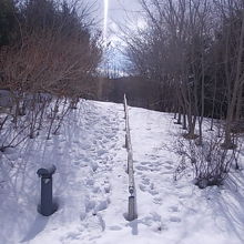 階段状の遊歩道になっている所も積雪期は歩くのが大変です！