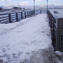 桟橋の先に続く積雪期の残雪の様子