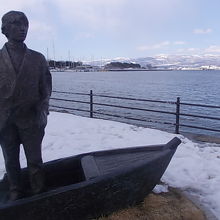 ブロンズ像越しに眺めるベイエリアの風景