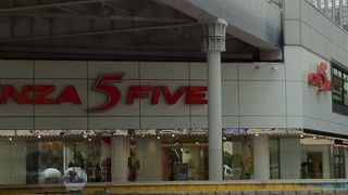 首都高速の下のショッピングエリア