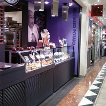 紫と黒がイメージカラーです。