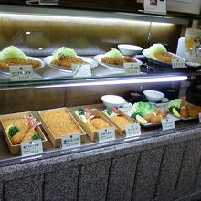 お持ち帰りのカツもいろいろとあります。