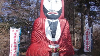 とてもユニークな表情の像でした