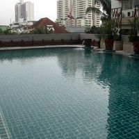 天気がよければ快適そうなプール