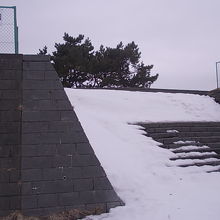 カエルさんに会うためには、冬季はこんな所を登る必要があります