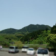 温泉の駐車場から眺める皿倉山の新緑