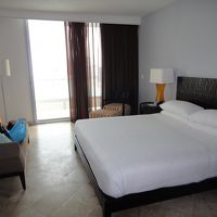 部屋です。この窓から海が見えます